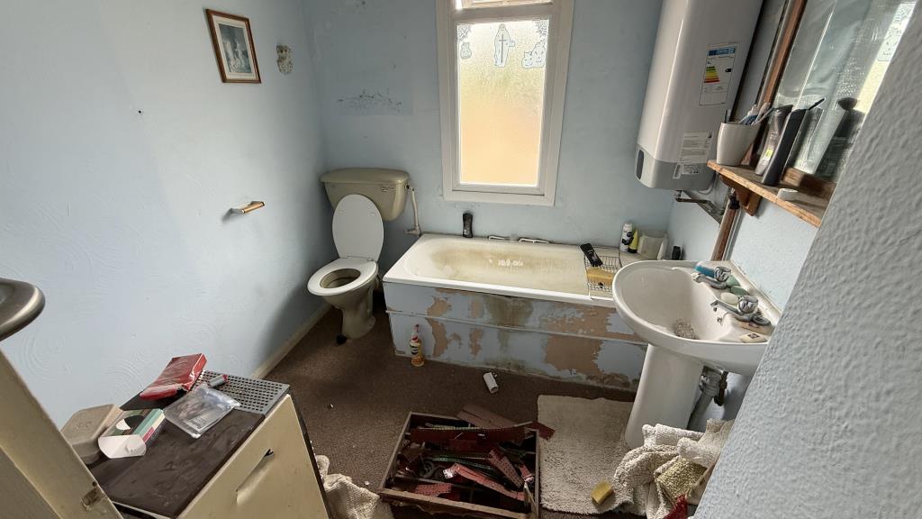Lot: 172 - TERRACE HOUSE FOR REFURBISHMENT - Bathroom